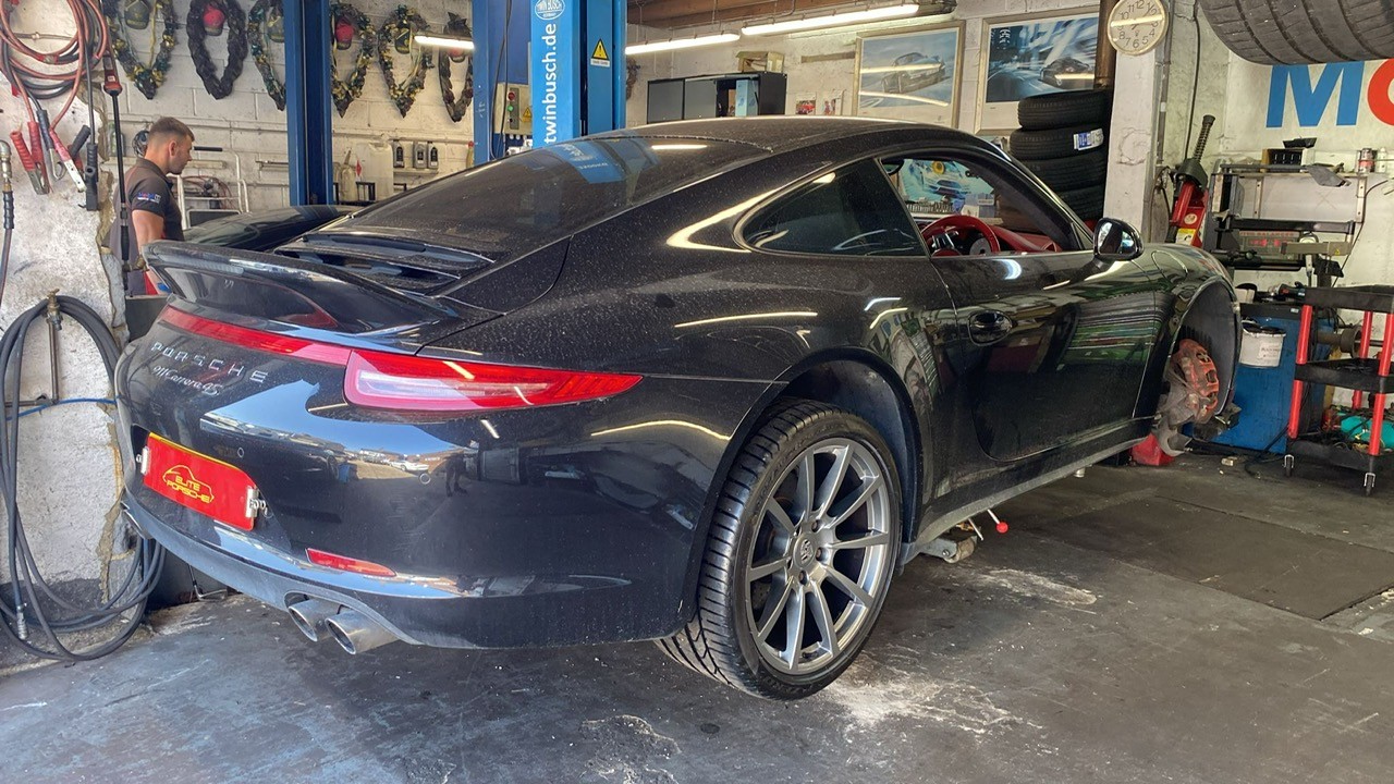 Porsche 911 4S in the workshop for front driveshaft boot repair